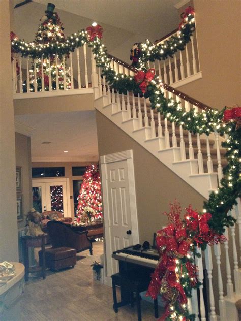 30 Ideas For Christmas Stair Decorations