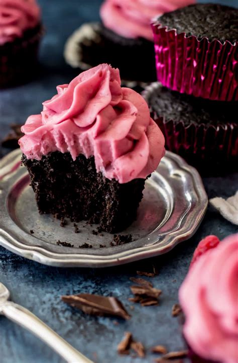 What makes the best chocolate cake? Dark Chocolate Cupcakes with Fresh Raspberry Frosting - Sugar Spun Run