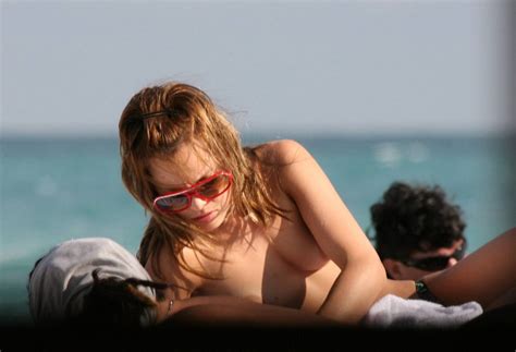 Mena Suvari Topless On The Beach Kind Celebirty