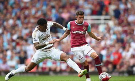 West Ham Fc News Full Back Aaron Cresswell Pens Contract Extension Talksport