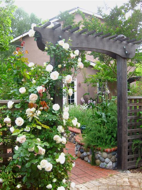 Assalammualaikum dan hai hai hai. My Romantic Home: White Eden Roses