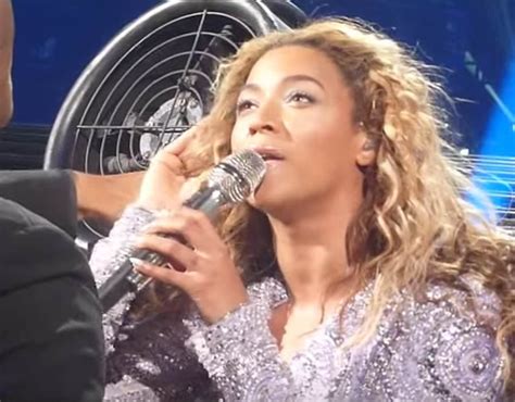 Beyonce Gets Her Hair Caught In Fan Most Embarrassing Celeb Moments