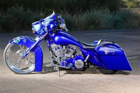 Paint jobs on a harley are like tattoos, and while they are not permanent, it is a reflection of the whichever floats your boat, here are the best custom paint jobs for your harley. meoowwwww. sucker for some blue | Bagger motorcycle ...