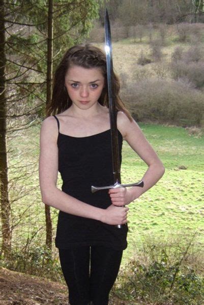 Maisie Williams And Needle She Reminds Me Of A Young Chelsea Maisie