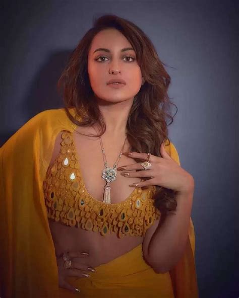 Photo Gallery Dabangg Girl Sonakshi Showed Her Glamorous Avatar In An Indo Western Outfit