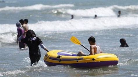 روایت‌های رسمی و غیر رسمی از شنای زنان در سواحل ایرانتصاویر Hamrahema