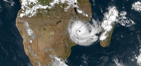 From the monte binga peak, 2,436 m (7,992 ft) high, to the stunning beaches along the coast, mozambique is a country of contrasts. Ergste orkaan in twintig jaar treft Mozambique - Cycloon Idai