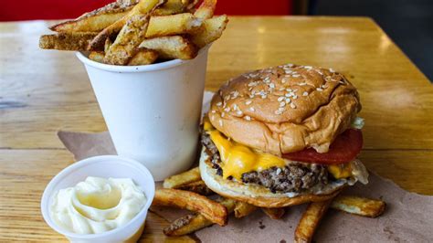 Mistakes Everyone Makes When Ordering A Burger At Five Guys