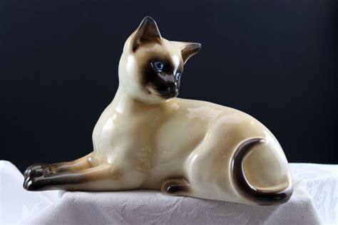 Beswick Hand Painted Siamese Cat Figurine Marked 1558 Dated 1970s