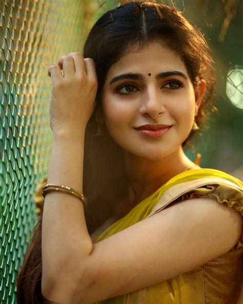 tamil actress in saree iswarya menon latest hot and sexy stills photos hd images pictures