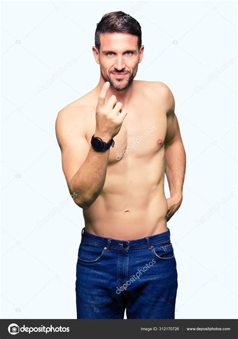 Hombre Guapo Sin Camisa Mostrando Pecho Desnudo Beckoning Ven Aquí fotografía de stock