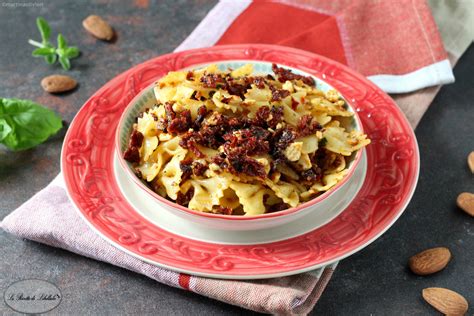 Maybe you would like to learn more about one of these? Pasta con pomodori secchi, feta e mandorle | Le Ricette di ...