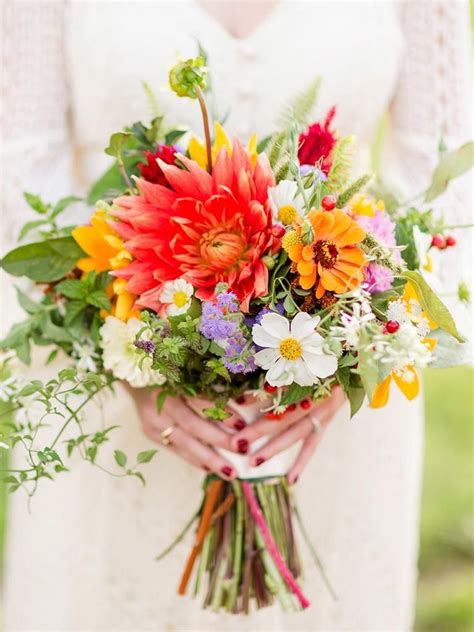 15 Bright Bouquets And The Best Blooms To Use Wedding Bouquets Prom