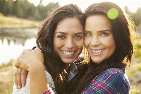 Couples Lesbiens Dans La Campagne Prenant Un Selfie Photo Stock Image Du Heureux Profil