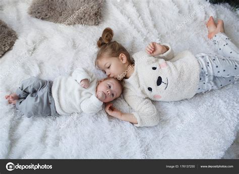 Niña Abrazando Hermanito Recién Nacido Niña Bebé Hermano Hermana