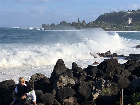 Big Waves At Waimea Bay Attract Surfers And Onlookers Honolulu Star