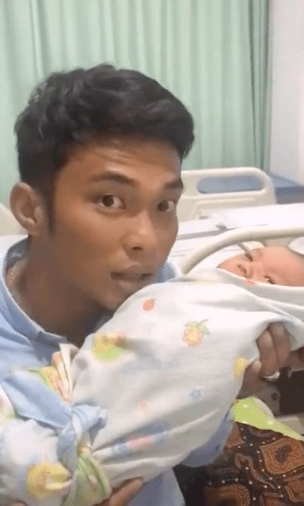 Azan Bayi Lelaki Baru Lahir Doa Bayi Baru Lahir Yang Diajar Oleh