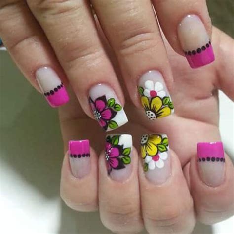 Por ejemplo, para decorar con flores pueden usarse los esmaltes, pero también los adhesivos, las. 78 modelos de uñas decoradas con flores - e-Consejos