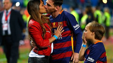 Pic Lionel Messi Kisses Wife After Barcelonas Big Win In Copa Del