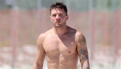 Ryan Phillippe Says Hes Ready To ‘get Old Will Hold A Funeral For His Abs Ryan Phillippe