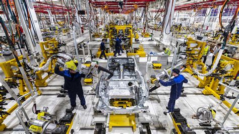 Nach Corona Stillstand Daimler fährt Werke wieder hoch