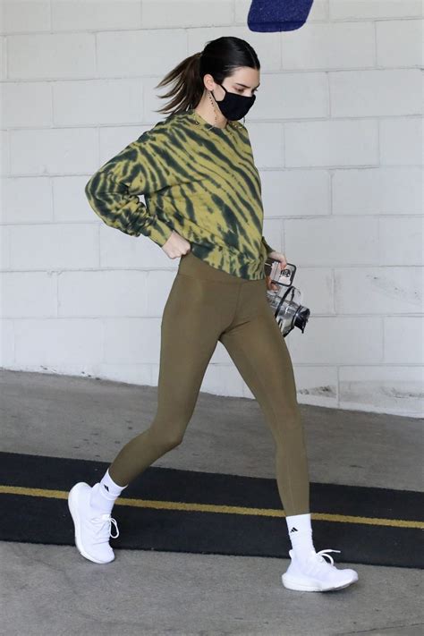Kendall Jenner Showed Off Significant Cameltoe In Tight Leggings 24