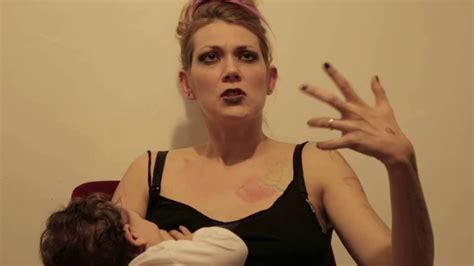 Brodo vegetale e seconda pappa; Bimbo di 6 mesi debutta a teatro - YouTube