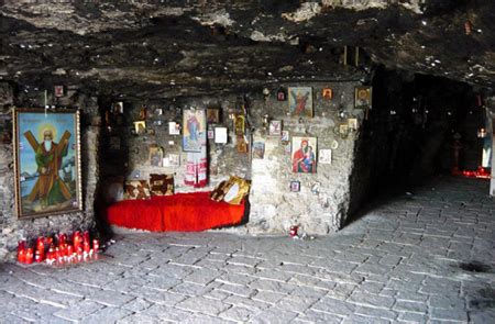Moaștele sale se găsesc în biserica mănăstirii din curtea de argeș, iar prăznuirea ei se face la 7 decembrie. Va invitam in Pelerinaj