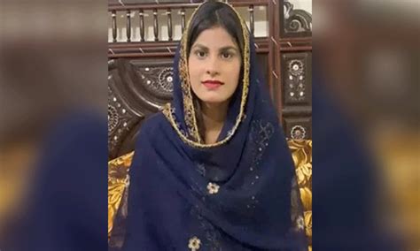 پسند کی شادی کرنے والی نمرہ کاظمی نے خلع کیلئے عدالت سے رجوع کرلیا پاکستان