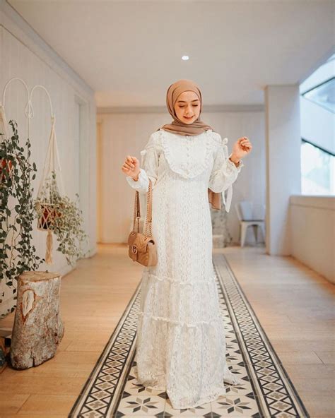 10 Style Hijab Kondangan Dengan Dress Putih Simple Tapi Anggun Banget