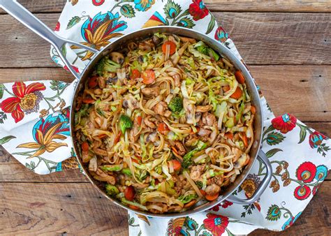This chicken stir fry is about as easy as it gets. how many calories in chicken stir fry with noodles