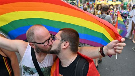 Ukraine La Gay Pride Réunit Des Milliers De Personnes à Kiev Lexpress