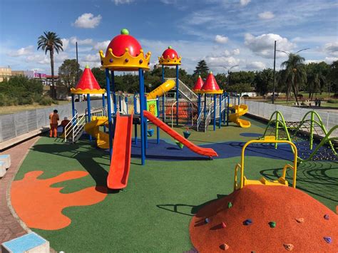Blog con recursos para docentes y actividades. Las plazas de la Ciudad estrenan patios de juegos ...