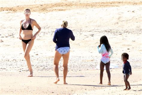 Η εκπληκτική εμφάνιση στους δρόμους του λος άντζελες με τζιν jumpsuit. Σαρλίζ Θερόν: Χαλαρές στιγμές στην παραλία με τα ...