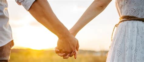 6 Ways Of Holding Hands Reveal A Lot About Your Relationship