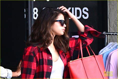 Selena Gomez Steps Out After Rehab News Photo 3049233 Selena Gomez