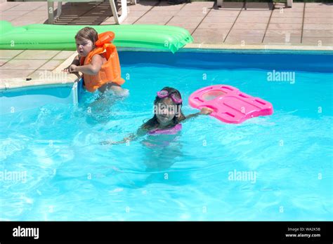 Chicas Mojadas En La Piscina Fotografías E Imágenes De Alta Resolución