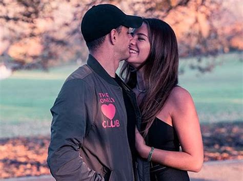 Hace cerca de un mes, sara rubio, mujer de roberto leal, se confesaba. Chicharito y su novia, Sarah Kohan: anuncian que van a ser ...