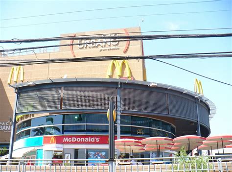 Conoce los horarios de cierre de los locales de supermercado lider este jueves 24 de diciembre y cómo funcionará el comercio en general mañana viernes 25, día en que se celebra navidad. Espacio Urbano Gran Avenida - Santiago de Chile