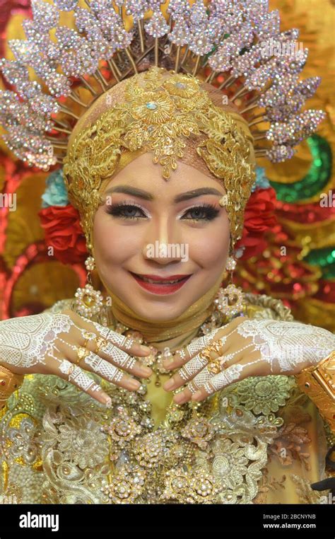 Tarakan Indonesia 5 December 2018 Portrait Of A Beautiful Bugis Bride Wearing A Traditional