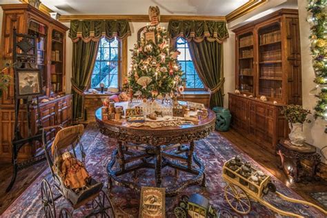 Exhibition Shows How Christmas Trees In America Evolved Through The Years