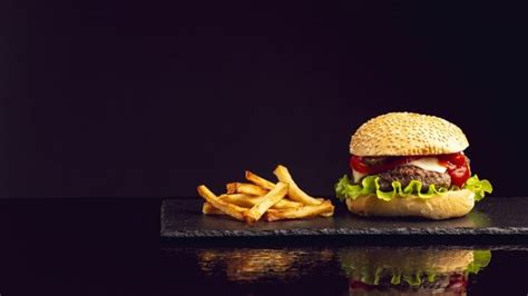 Hambúrguer de vista frontal com batatas fritas Foto Premium Burger