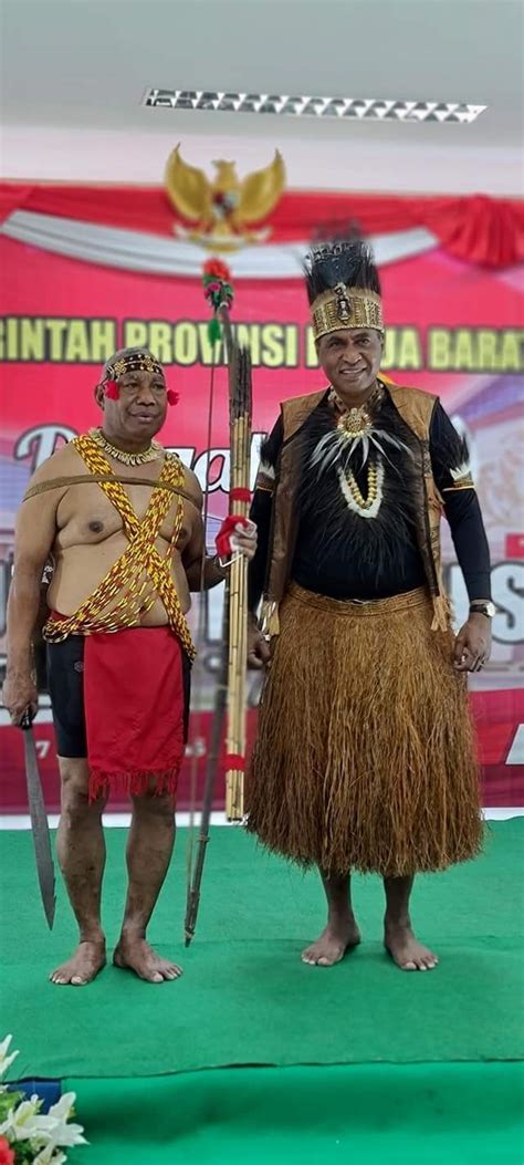 Keunikan Pakaian Adat Ewer Papua Barat