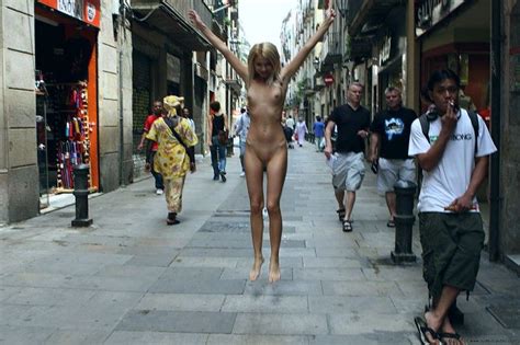 年 月 日のバルセロナにいた人ラッキーヌード禁止場所で裸になった金髪美女のヌード画像www 世界の美少女ヌード エロ画像まとめ