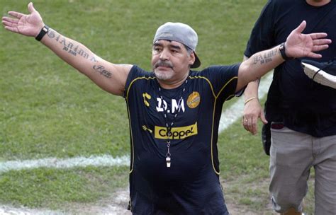 Ídolo Do Futebol Argentino Maradona Completa 60 Anos