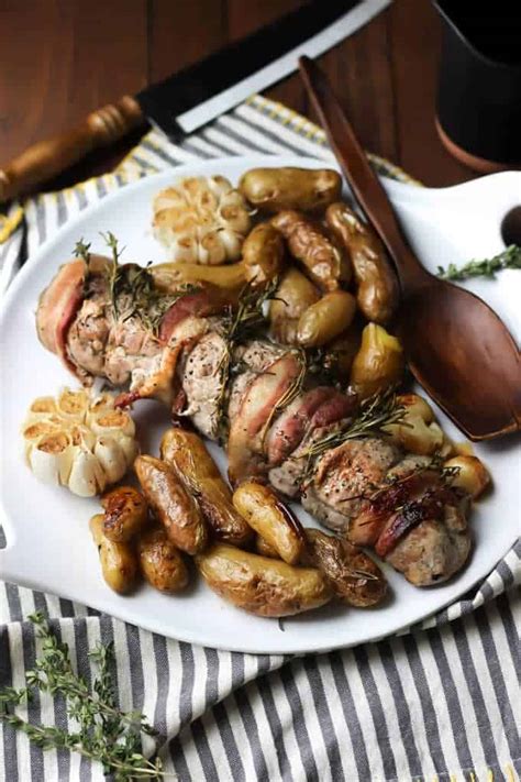 This super simple one pot garlic and herb pork roast uses a lean pork loin! One-Pan Herb Roasted Pork Loin, Potatoes, and Garlic