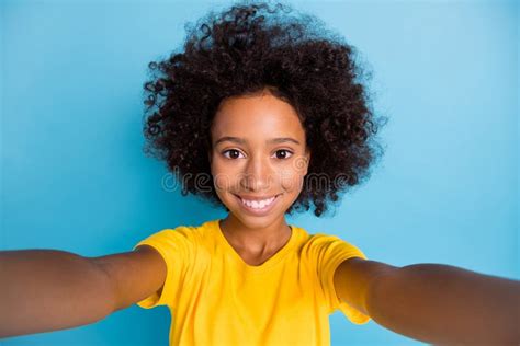 Foto De Uma Encantadora Menina De Pele Escura Que Faz Um Blogueiro Selfie Em Fundo Azul Pastel