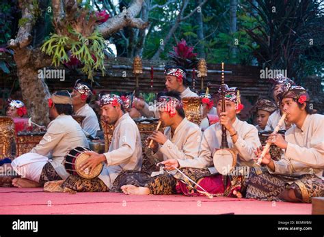 Orquesta Gamelan Jugando Durante Un Barong Y Kris Rendimiento En Bali