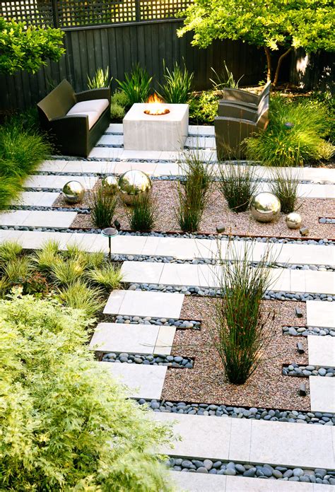 Here are examples of a variety of garden styles that work. Awesome Small Backyard Design Ideas You Should Try - KUKUN