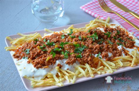 Apr 02, 2019 · çökertme kebabına bayılanların kayıtsız kalamayacakları çentik kebabı, yufkaların gördüğü en nefis tariflerden siron, pilavların en havalısı duvaklı pilav, ziyafetin adım sesleri olan patlıcanlı kebap, antakya'nın efsane lezzeti tepsi kebabı, kıymanın en doyurucu hali dalyan köfte, farklılaşmak isteyenlere ekşili soğan dolması ve fırının bile saygı duruşuna. Kıymalı Çökertme Kebabı Tarifi - Yaseminin Mutfağından ...